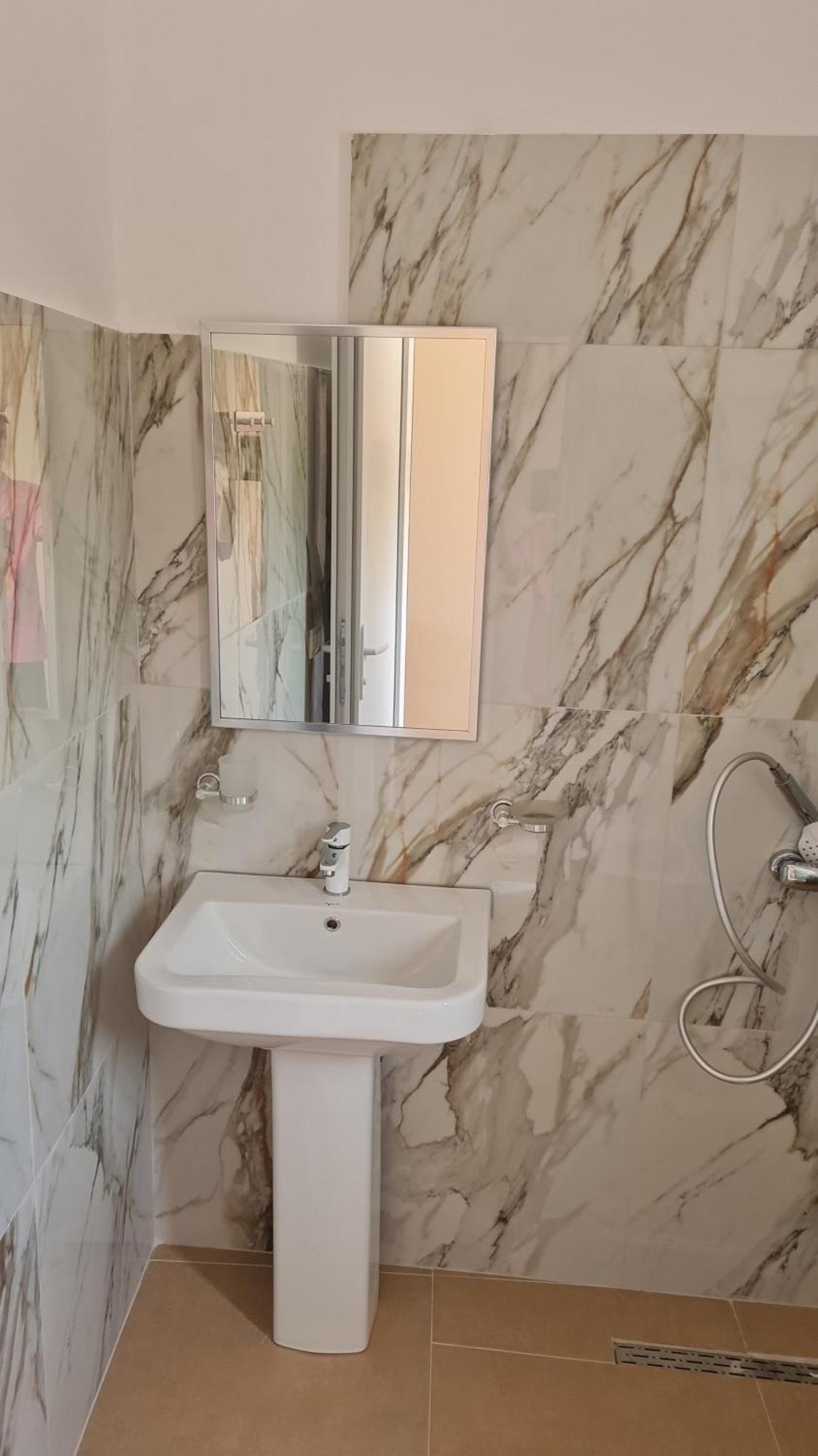 Sol Apartments Gjiri Lalzit Durres Bagian luar foto